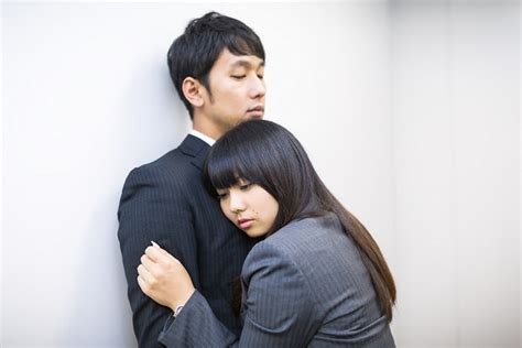 男性が“気になる女性”や“職場の好きな人”にとる態度。